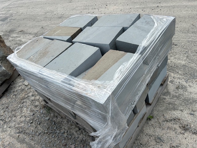 Lot 23: 3 pallets 6" Headwall Stone
